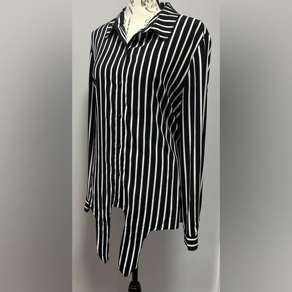 👚 Susan Graver Women's Button-Up Blouse - Size 10🌟 - Picture 3 of 13